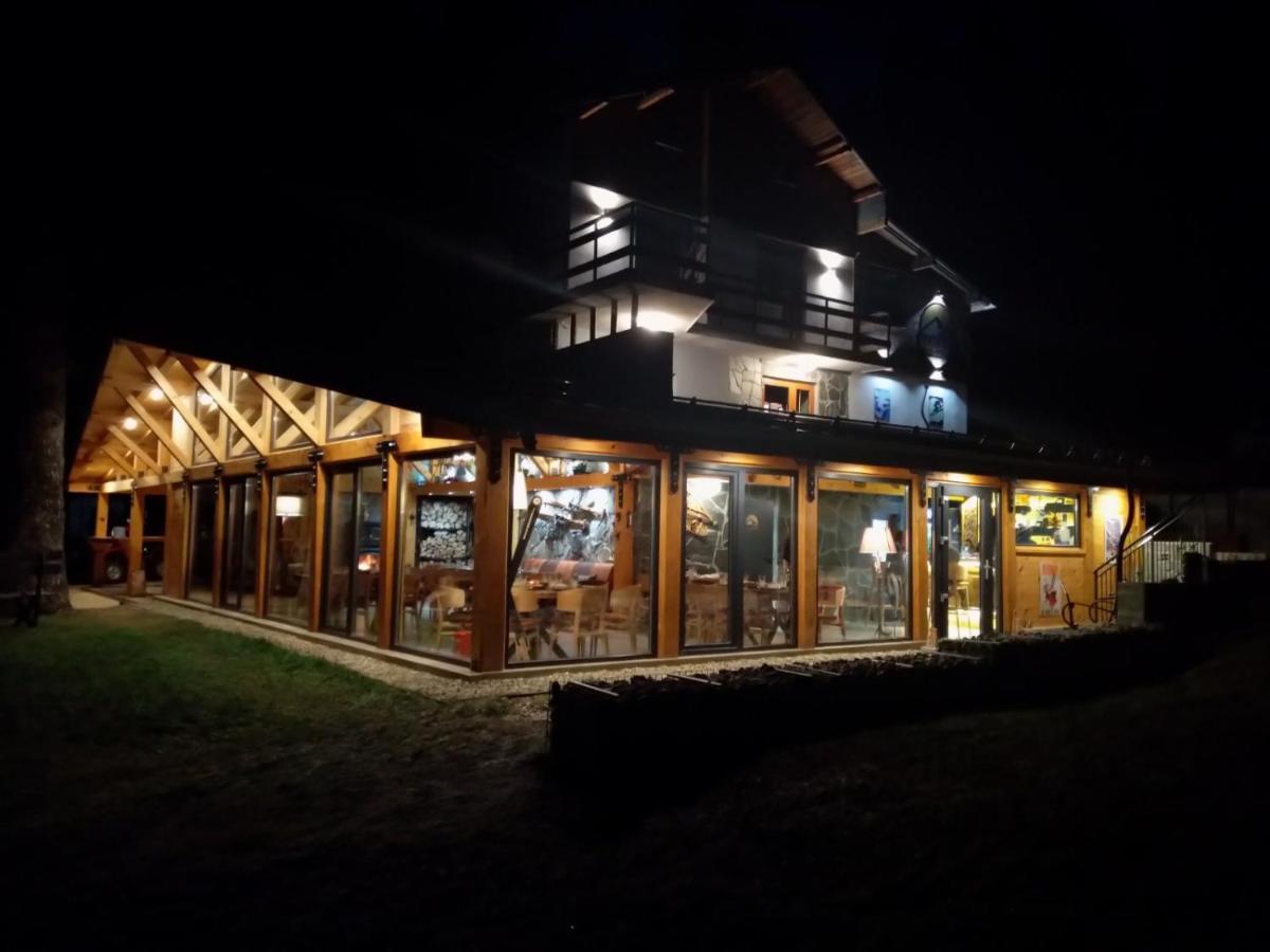 Algara Hut Hotel Panichishte Exterior photo